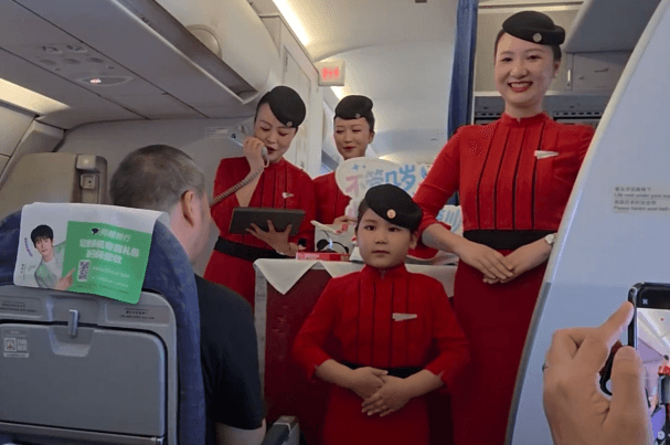 Sichuan Airlines let kids become “little flight attendants” for Children’s Day